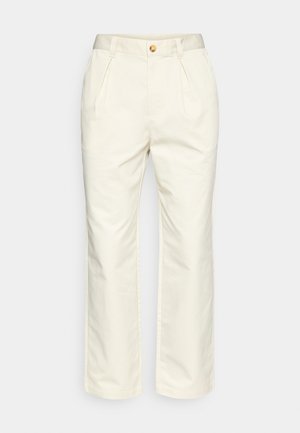 Baltās kokvilnas bikses ar brīvu piegriezumu, ar priekšējiem krokām un pogu aizdari. Audumam ir gluda tekstūra.