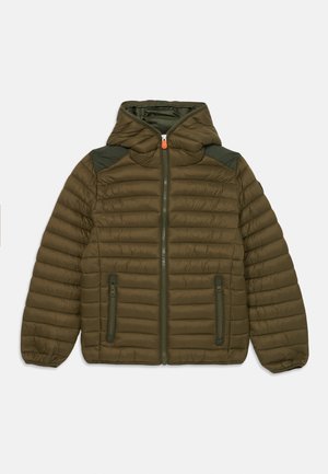 Vihreä pehmustettu takki hupulla, jossa on täysipitkä vetoketju, kaksi vetoketjullista taskua ja tekstuuripintaa olkapäillä.