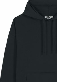 Svart hoodie med framficka och dragsnören, delvis synlig "MIRA PARIS"-text inuti kragen.