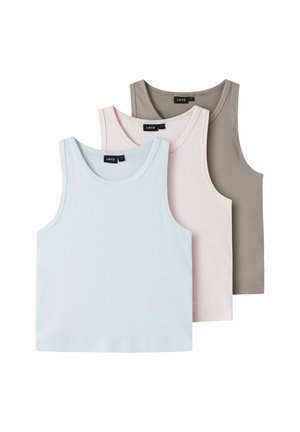 Három bordázott, ujjatlan crop top világoskék, halvány rózsaszín és taupe színben, egymásra rakva, a márkacímkék láthatóak a nyakkivágásoknál.