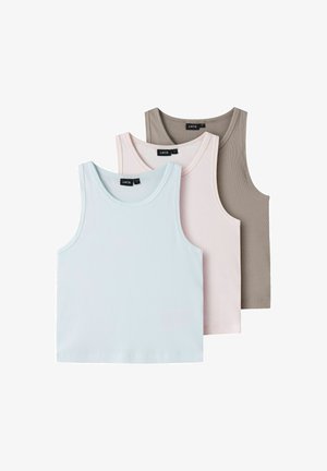 Trois crop tops sans manches côtelés en bleu clair, rose pâle et taupe, empilés avec les étiquettes de marque visibles au niveau des encolures.
