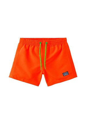 Jasne oranžové plávacie šortky s elastickým pásom, zelenými šnúrkami a malou tmavomodrou nášivkou na ľavej nohe s nápisom „Sailing Away Out at Sea.“