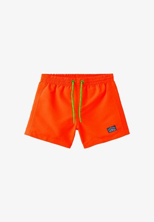 Helle orange Badeshorts mit elastischem Bund, grünen Kordeln und einem kleinen dunkelblauen Aufnäher am linken Bein mit der Aufschrift „Sailing Away Out at Sea.“