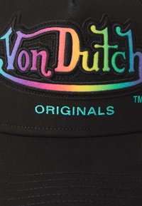 Casquette noire avec un logo "Von Dutch" brodé en dégradé arc-en-ciel et le texte "ORIGINALS" en turquoise. Tissu lisse, forme structurée.