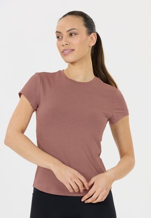 Short-sleeve fitted t-shirt in muted rose color, made of soft material with a crew neckline and smooth texture. Elegant and simple design.