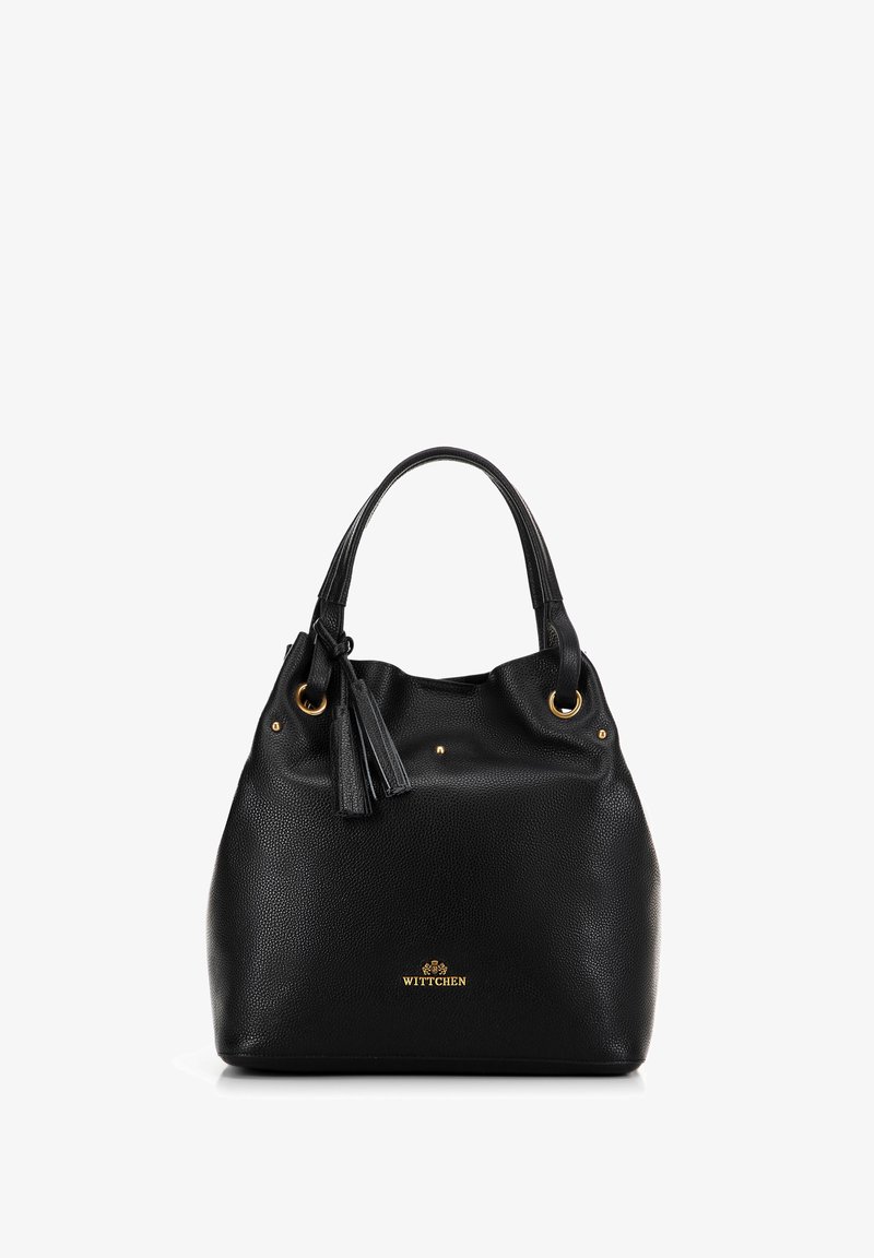 Czarna skórzana torba typu bucket z teksturowanym wykończeniem, złotymi akcentami, podwójnymi uchwytami i detalem w postaci frędzla. Logo marki umieszczone z przodu.