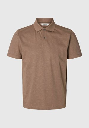 Pruun lühikeste varrukatega polo särk kahe nupu ja klassikalise kraega, esitatud helehallil taustal.