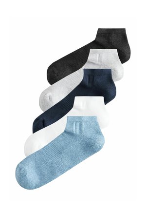 Fünf Paar Knöchelsocken in Dunkelgrau, Weiß, Marineblau, Weiß und Hellblau, diagonal auf einem weißen Hintergrund gestapelt.