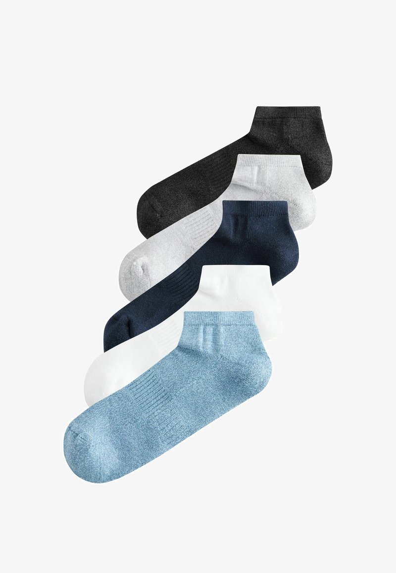 Cinq paires de chaussettes courtes aux chevilles en gris foncé, blanc, marine, blanc et bleu clair, empilées en diagonale sur un fond blanc.