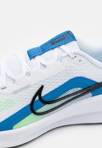 Nike Performance DOWNSHIFTER 13 - Laufschuh Straße - white/black/star blue/green strike/light armoy blue/platinum tint