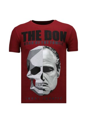 Donkerrode T-shirt met tekst "THE DON HEAD OF THE FAMILY" en een afbeelding van een gezicht dat gesplitst is tussen een schedel en het gezicht van een man.