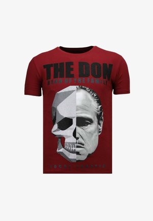 Donkerrode T-shirt met tekst "THE DON HEAD OF THE FAMILY" en een afbeelding van een gezicht dat gesplitst is tussen een schedel en het gezicht van een man.
