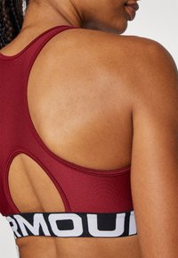 Under Armour MID BRANDED - Sport-BH med medium stöd - cardinal/white