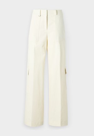 Wijdvallende cargo-broek in lichtcrème stof, met opgestikte zakken, een hoge taille en zijsplitten voor extra detail en functionaliteit.