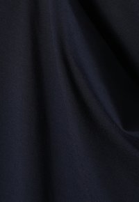 Marineblaues Gewebe mit glatter Textur, subtilen Glanz und leichtem Fall. Das Material wirkt leicht und vielseitig.