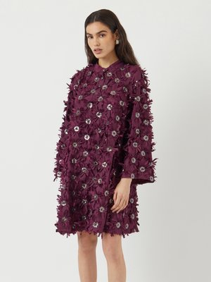 Vibrant lilla kjole med blomsterapplikasjoner, paljettdetaljer, krage med knapper og lange ermer, med et teksturert stoffdesign.
