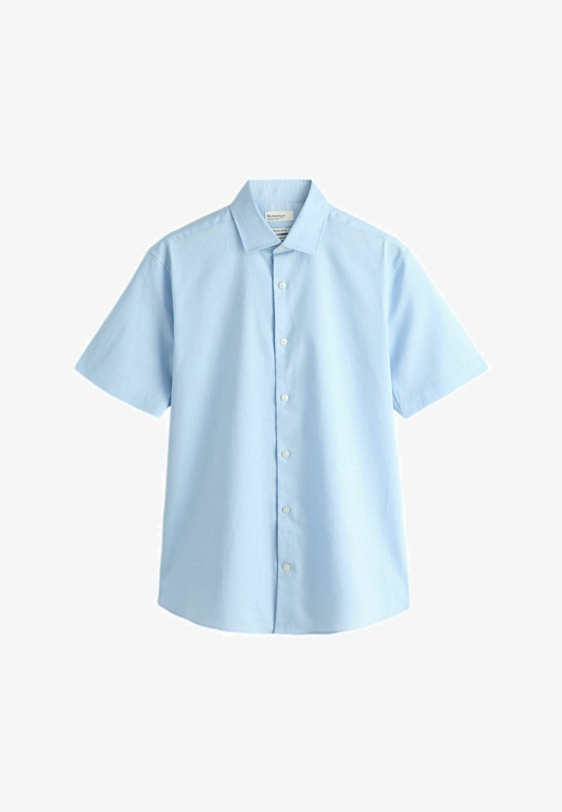 Chemise bleu clair à manches courtes avec boutons et col pointu, présentée sur un fond blanc.