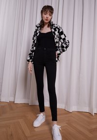 Não selecionado, black denim