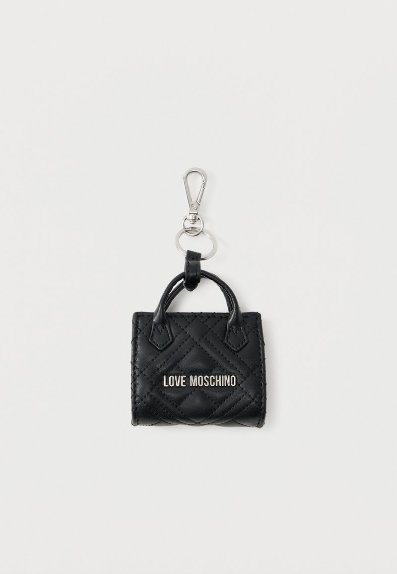 Porte-clés mini sac à main en cuir matelassé noir avec logo argenté "LOVE MOSCHINO" et clip argenté sur fond blanc uni.