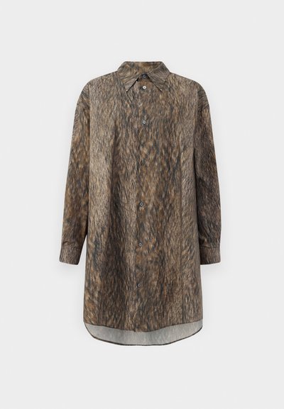 Ilgų rankovių marškiniai, pagaminti iš lygaus audinio, su rudu ir juodu tekstūriniu raštu, klasikinio tipo apykakle, priekiniais sagomis ir lenktu prazduriu.