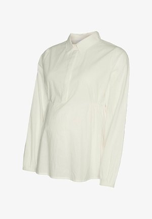 Blouse de maternité blanche à manches longues avec un col pointu et une patte de boutonnage cachée à l'avant, légèrement froncée à la taille.