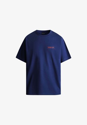 Tumed sinine puuvillane T-särk lühikeste varrukatega, millel on vasakus rinnas väike punane "Red Bull Racing" logo. Klassikaline ümmargune kaelus.