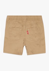 Szorty khaki wykonane z mieszanki bawełny z elastycznym pasem, dwiema tylnymi kieszeniami z przeszytym wzorem oraz małą czerwoną metką marki.