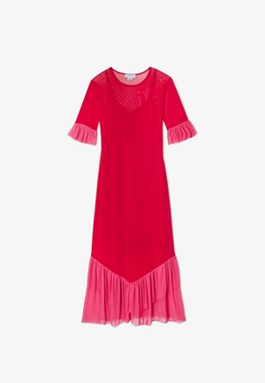 Crvena midi haljina s prozirnim tkanjem, rukavima do laktova i ružičastim naborima na rukavima i rubu.