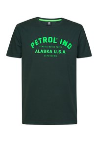 Tmavě zelené bavlněné tričko s krátkým rukávem a kulatým výstřihem. Obsahuje výrazný, jasně zelený text: "PETROL IND ALASKA U.S.A. SUPersonic."