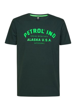 Camiseta de algodón verde oscuro con mangas cortas y cuello redondo. Presenta un texto en verde brillante y en negrita: "PETROL IND ALASKA U.S.A. SUPersonic."