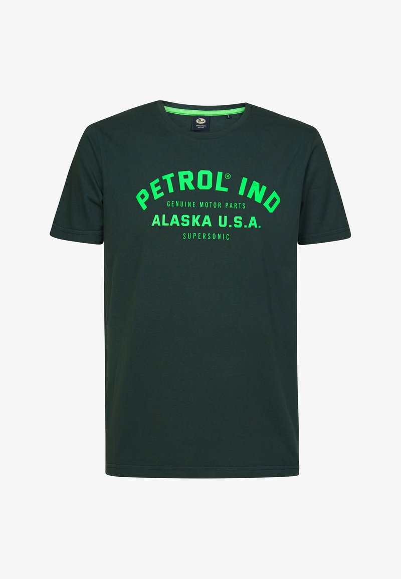 Tmavě zelené bavlněné tričko s krátkým rukávem a kulatým výstřihem. Obsahuje výrazný, jasně zelený text: "PETROL IND ALASKA U.S.A. SUPersonic."