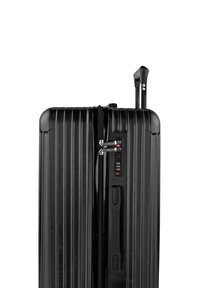 Maleta negra con ruedas, exterior texturizado y acanalado, dos cremalleras, cerradura de combinación y asa retráctil.