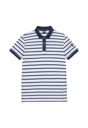 Polo blanco de manga corta con rayas horizontales azul marino, cuello azul marino, tapeta con dos botones y parche con logo en la manga izquierda.