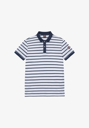 Polo blanco de manga corta con rayas horizontales azul marino, cuello azul marino, tapeta con dos botones y parche con logo en la manga izquierda.