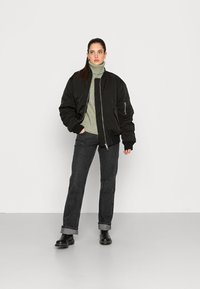 Weekday ARROW LOW - Calças de ganga de perna direita - tar black