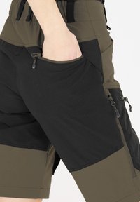 Cargo shorts med en färgblockdesign i svart och olivgrönt, tillverkade av lätt material med dragkedjefickor för förvaring.