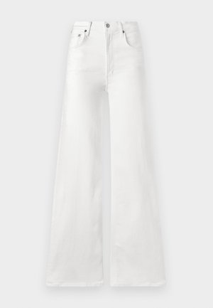Jean taille haute large blancs en denim, avec une fermeture à bouton et des poches traditionnelles à l'avant et à l'arrière.