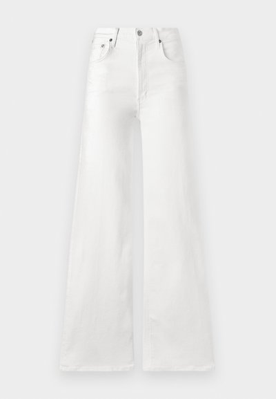 Biele vysoké nohavice s širokým strihom vyrobené z denimu, so zapínaním na gombík a tradičnými vreckami vpredu a vzadu.
