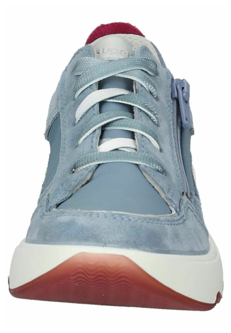 Blaue Wildledersneaker mit weißen Schnürsenkeln und einem seitlichen Reißverschluss, ausgestattet mit einer glatten Gummisohle mit roten Akzenten und strukturierter Oberfläche.