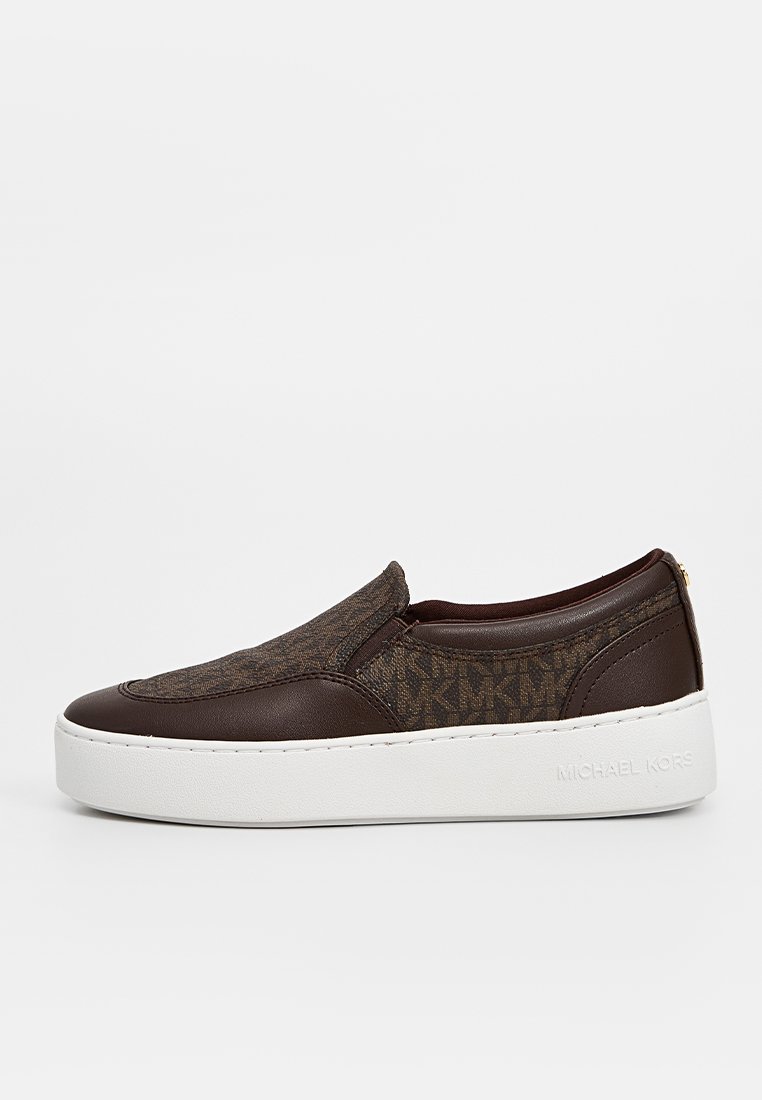 Baskets slip-on marron avec tige en tissu à motifs, accents en cuir et semelle blanche épaisse embossée avec le logo "Michael Kors".