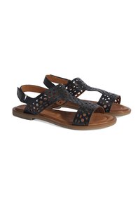 Schwarze perforierte Sandalen mit brauner flacher Sohle. Mit Kreuzriemen und verstellbarem Knöchelriemen ausgestattet. Mit einer strukturierten Oberfläche gestaltet.
