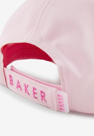 Rožinė medvilninė kepurė su kreivuoju šydu, turinti prisisegimą gale, pažymėtą „BAKER“ kontrastinga rožine siūle. Vidus turi lygų paviršių.