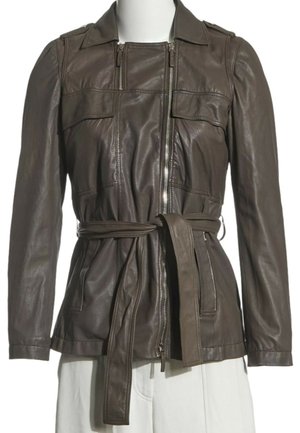 Chaqueta de cuero marrón oscuro con cremallera frontal, cintura con cinturón, bolsillos con solapa en el pecho y mangas largas en un torso de maniquí blanco.