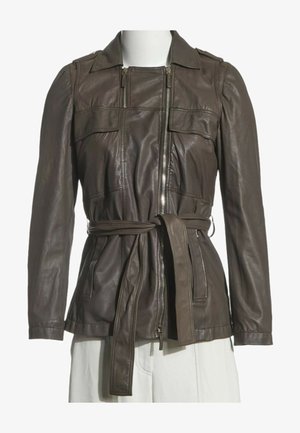 Chaqueta de cuero marrón oscuro con cremallera frontal, cintura con cinturón, bolsillos con solapa en el pecho y mangas largas en un torso de maniquí blanco.