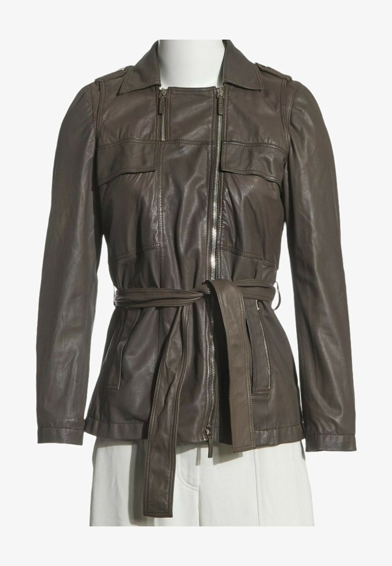 Veste en cuir marron foncé avec fermeture éclair à l'avant, taille cintrée avec ceinture, poches poitrine à rabat et manches longues sur un torse de mannequin blanc.