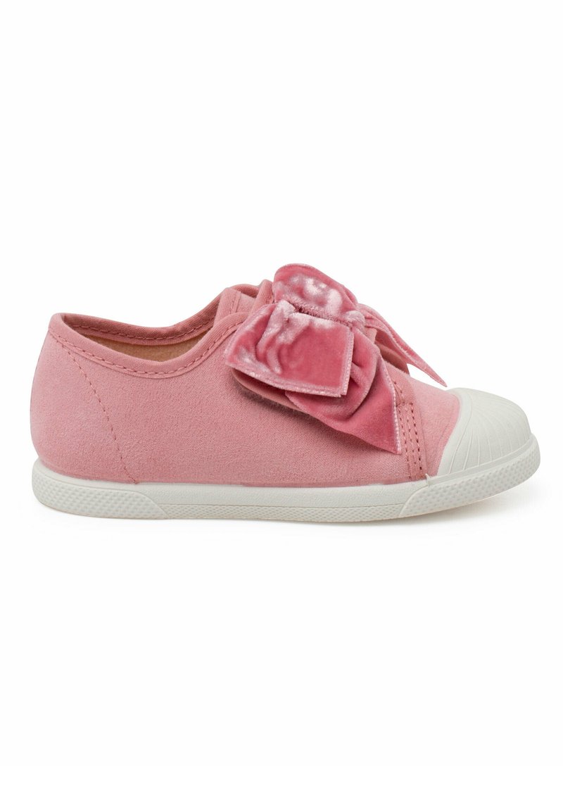 Sneaker in suede rosa con un grande fiocco in velluto rosa sulla parte superiore, punta in gomma bianca e suola in gomma texturizzata.