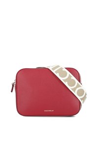Borsa a tracolla rossa in pelle con finitura texturizzata, tracolla beige con motivo, chiusura con zip e dettaglio del logo nella parte anteriore. Forma rettangolare.