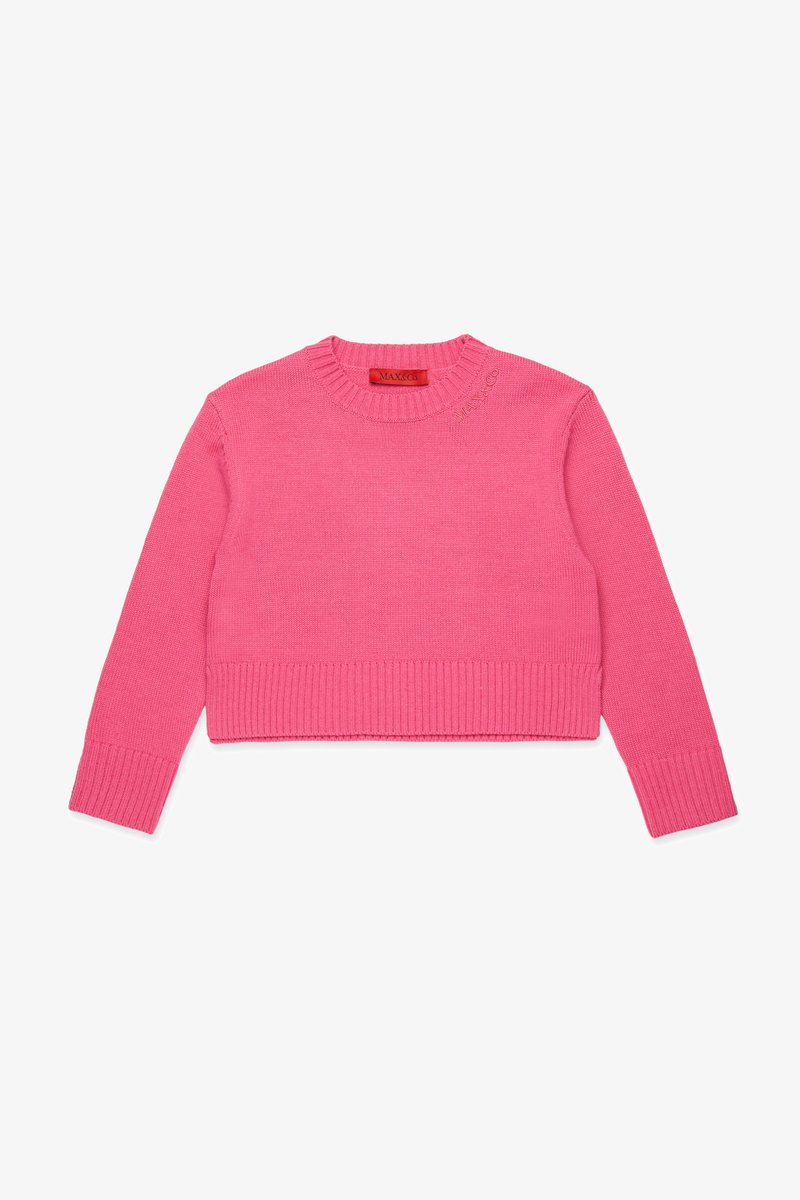 Kuttet strikkegenser i lys rosa med ribbede mansjetter og nederkant. Tekstilet har en myk tekstur. Har logo detalj nær halsen.