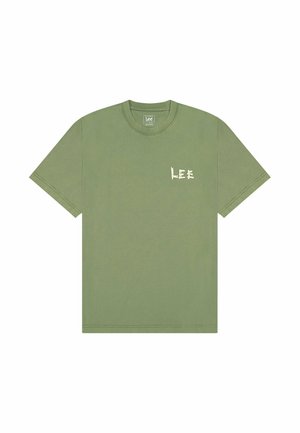 Oliven grøn bomulds t-shirt med korteærmer, rund hals og et lille broderet "Lee" logo i lys farve på brystet.