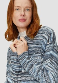 Gestrickter Pullover in Blau, Grau und Weiß mit einem strukturierten, gestreiften Muster. Hat einen runden Ausschnitt und lange, lockere Ärmel.